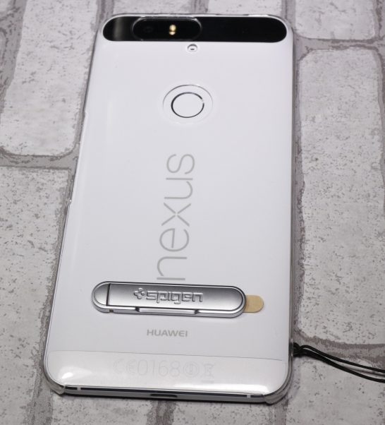 Nexus 6Pに付けているクリアケースの上から場所を確認して貼り付けます。 今回は本体下側のNexusロゴとHuaweiロゴの間に貼ります。